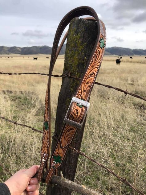 Leather Headstall Patterns, Tooled Leather Headstall, Barrel Racing Tack Sets, Leather Horse Tack, Horse Senior Pictures, Headstalls For Horses, Handmade Leather Work, Western Headstall, Custom Leather Work