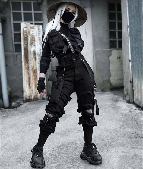 TECHWEAR / CRØWN on Instagram: “Rate this fit 1-100 🖤🔥 - - Artist: @lunasith  - - #techwear #techwearcrown #techfashion #techweargeneral #blackwear #drkshdw #darkwear…” Techwear Girl Outfit, Techwear Girl, Celana Jogger Wanita, Techwear Pants, Tech Wear Fashion, Techwear Outfits, Techwear Fashion, Black Clothes, Aesthetic Grunge Outfit