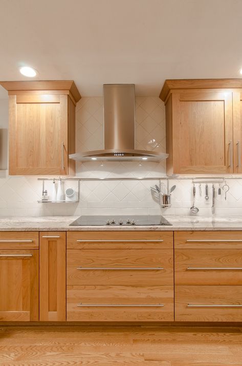 Natural Wood Kitchen Cabinets, Light Wood Kitchens, Natural Wood Kitchen, Kitchen Cabinet Trends, Maple Kitchen Cabinets, Oak Kitchen Cabinets, Kitchen Redesign, New Kitchen Cabinets, Wood Kitchen Cabinets