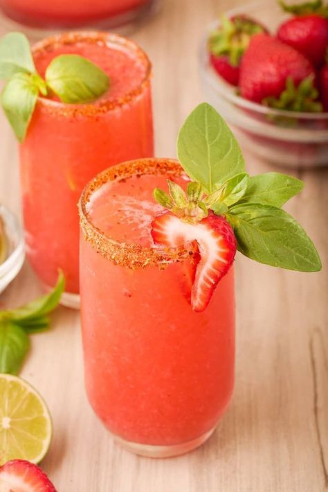 This refreshing Strawberry Paloma is made with simple ingredients like fresh strawberries, lime juice, and sparkling water - perfect to cool down with on a hot day! Strawberry Paloma, Strawberry Cocktail Recipe, Paloma Drink, Strawberry Tequila, Tequila Soda, Paloma Recipe, Strawberry Cocktails, Mint Cocktails, Flavored Sparkling Water