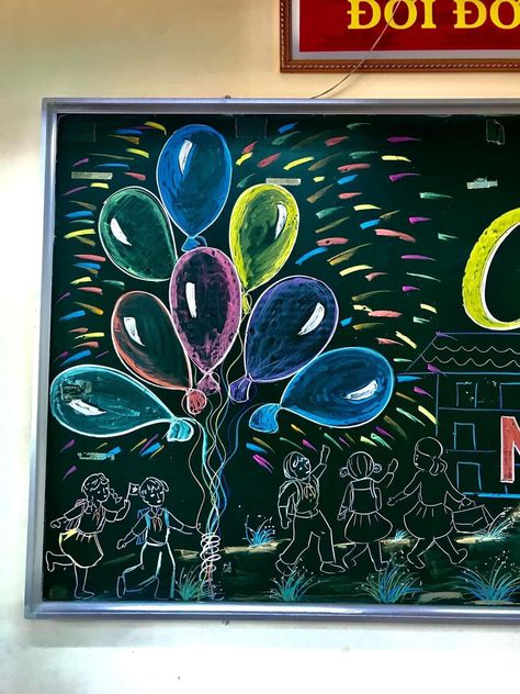 Blackboard Drawing Ideas, Class Black Board Decoration Ideas, Black Board Decoration For Ptm, Board Decoration Ideas School With Chalk, Black Board Decoration Ideas School, Blackboard Decoration, Birthday Chalkboard Art, School Chalkboard Art, Fun Chalk Art