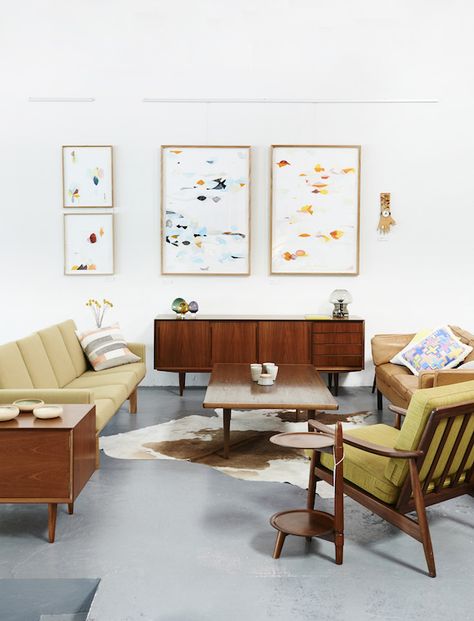 Un salon décoré avec du mobilier rétro #vintage #salon Mid Century Modern Family Room, Family Room Inspiration, Minimalist Design Style, Mid Century Modern Office, Office Waiting Rooms, Modern Living Room Interior, Mid Century Modern Living Room, Mid Century Modern Decor, Decor Guide