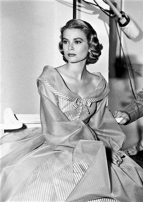 High Society 1956, Grace Kelly Style, Old Hollywood Fashion, Old Hollywood Actresses, Princess Grace Kelly, Thriller Novels, Old Hollywood Stars, Vintage Girl, Princess Grace