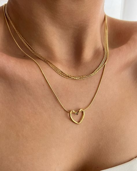 Some cute necklaces…🥰🌹☀️ Shop at shineonyou.co.uk Minimal Gold Jewelry, خواتم خطوبة, Xoxo Jewelry, Icon Jewelry, Cute Necklaces, Pendant Designs, Jewelry Photography Styling, Minimal Gold, Minimal Accessories