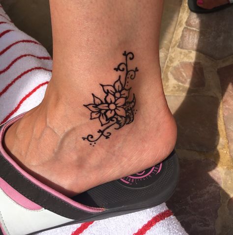 Ankle henna Hawaii Henna On Ankle, Henna Ankle Designs, Henna Designs Leg Ankle, Flower Tattoos On Ankle, Beach Henna Tattoos, Ankle Henna Designs, Tattoos On Ankle, Ankle Bracelet Tattoos, Flower Ankle Tattoos