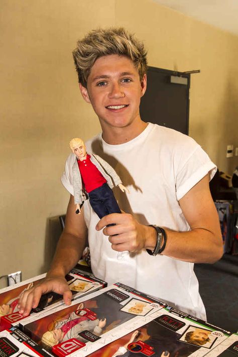 When he held up a doll version of himself and didn't look at all terrified about the fact that there is a doll version of himself. | 33 Times Niall Horan Was The Most Perfect Member Of One Direction Niall Horan Baby, One Direction Images, Irish Singers, Niall And Harry, One Direction Photos, Irish Princess, Irish Boys, James Horan, One Direction Pictures