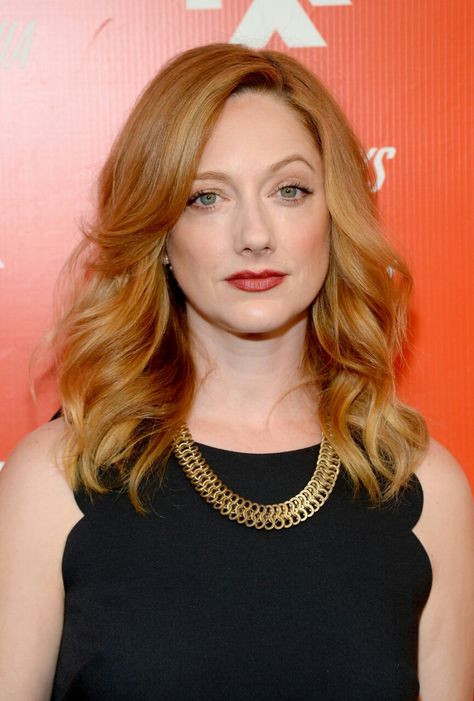 Judy Greer, Medium Length Wavy Hair, Wavy Hairstyles Medium, Long Face Hairstyles, Face Shape Hairstyles, Long Faces, Chic Hairstyles, Trending Hairstyles, Long Blonde Hair