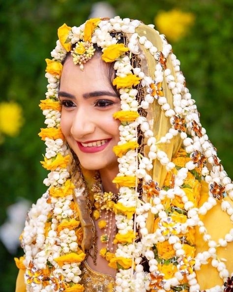 Shaadi Baraati on Instagram: “We are feeling awestruck lookin' at this beautiful floral DUPATTA for Haldi look of the Bride⚡❤️ How do you like this newest idea guyz! . .…” Haldi Flower Jewellery, Flower Dupatta, Haldi Look For Bride, Haldi Bride, Floral Dupatta, Flower Jewellery For Haldi, Flower Jewellery For Mehndi, Nikah Outfit, Flower Jewelry Designs