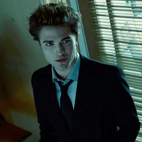 Robert Pattinson Twilight Long Widget, Twilight Edward Aesthetic, Edward Cullen Actor, Edward Cullen Icon, Edward Aesthetic, Edward Cullen Aesthetic, Twilight Edward Cullen, Edward Twilight, Edward Cullen Twilight