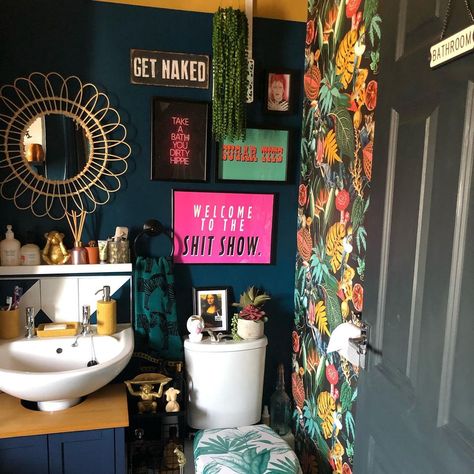 ⚡️Pixie @eclecticHunkydoryHome on Instagram: “Good morning 🙂 It might be stiff nips weather but it’s Wednesday already ☺️ good luck everyone who’s going back to work unfortunately I…” Maximalist Decor Small Bathroom, Nerdy Bathroom, Groovy Salon, Tropical Toilets, Drop Kick, Funky Bathroom, Wood Pigeon, Eclectic Bathroom, Snow Ice