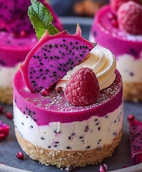 Dragon Dessert Ideas, Dragonfruit Desserts, Dragonfruit Dessert, Dragonfruit Cake, Cheesecake Ideas Creative, Dragonfruit Cheesecake, Dragon Fruit Cheesecake Recipes, Dragon Fruit Cake, Dragon Fruit Cheesecake