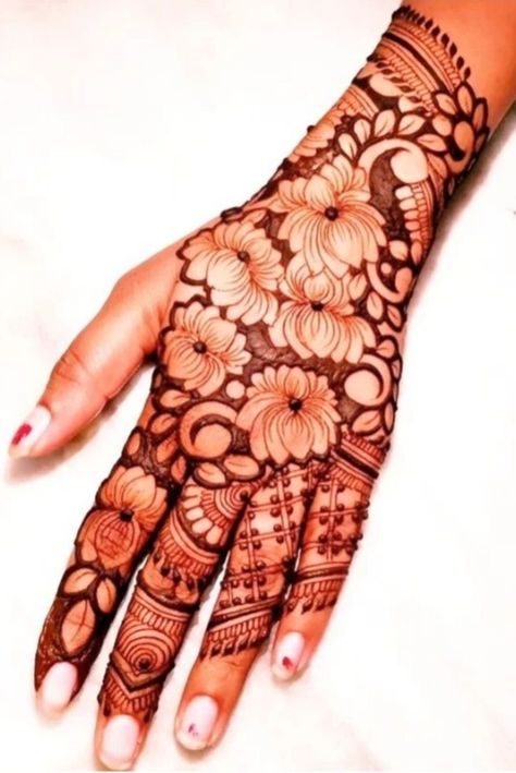 Traditional Sketches, Traditional Mehndi Designs, Matching Tats, Fruity Cake, Modern Henna, Legs Mehndi Design, Mehndi Designs Bridal Hands, Modern Henna Designs, Rose Mehndi Designs