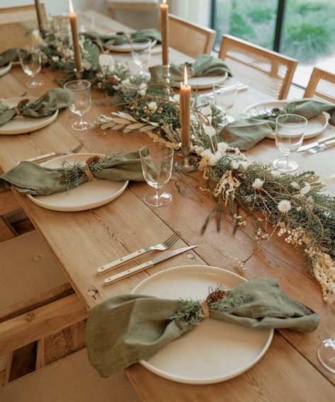 Dining Table Scape, Emerald Green Accents, Winter Table Setting, Christmas Party Table Decorations, Christmas Dinner Table Settings, Navidad Natural, Christmas Dining Table Decor, Christmas Party Table, Aussie Christmas