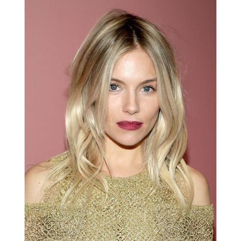 File this into your mental rolodex for nights when you want to look hot but have just about zero energy for getting there. Sienna Miller Hair, Haircut Summer, Kort Bob, Sienna Miller, Long Bob Hairstyles, Woman Portrait, Long Bob, Hair Envy, 가을 패션