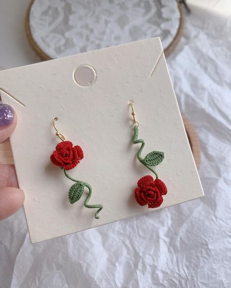 🌹✨ New rose flower earrings 🌹✨ Crochet Cute Earrings, Crochet Rose Earrings, Crochet Accessories Jewelry, Earring Crochet, Roses Earrings, Crochet Flower Earrings, Small Crochet Gifts, Crochet Garden, Felted Crochet