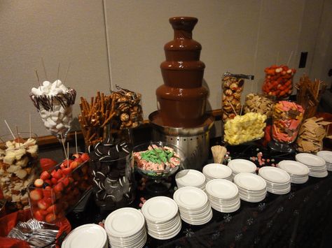 Chocolate Fountain Bar, Chocolate Fountain Recipes, Herbalife Shake Recipes, Fondue Party, Chocolate Fountain, Wedding Chocolate, Fruit Bar, Wedding Dessert Table, Inexpensive Wedding