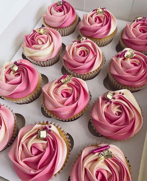 Rose Gold And Black Cupcakes, Black And Pink Cupcakes, Black Cupcakes, Pink Desserts, 21st Cake, Cupcake Cake Designs, Buttercream Cupcakes, Floral Cupcakes, Pink Cupcakes