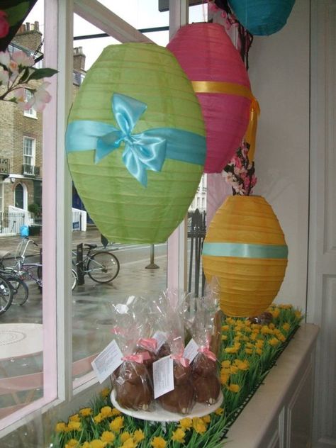 Easter Window Display, Window Display Ideas, Spring Window Display, Easter Window, Store Front Windows, Window Display Retail, Easter Display, Store Window Display, Store Window Displays