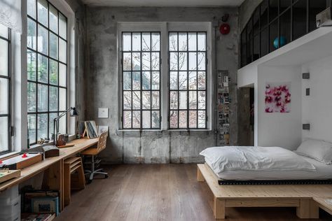 An Industrial Artist Loft in Italy With Jaw Dropping Windows 12 Industrial Studio Apartment, Industrial Loft Apartment, Loft Apartment Industrial, Scandinavian Loft, Loft Apartment Decorating, Berlin Apartment, Artist Loft, Loft Studio, Loft Interiors