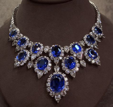 Diamond & Sapphire Necklace Beautiful Diamond Necklace, Fine Gold Jewelry, Diamond Jewelry Designs, Fancy Jewellery, Expensive Jewelry, Royal Jewelry, Fancy Jewelry, Fabulous Jewelry, Fantasy Jewelry