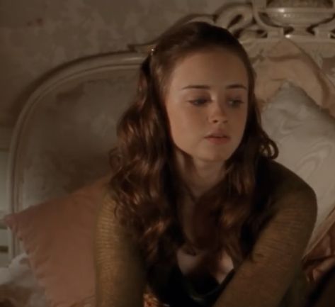 Rory Gilmore Hairstyles, Rory Gilmore Hair, Game Of Thrones Outfits, Alexis Bledel, Lorelai Gilmore, Rory Gilmore, Karate Kid, Top Game, Wallpapers Backgrounds