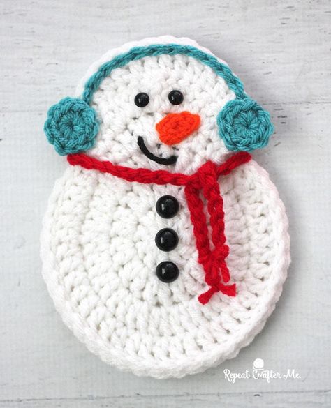 Learn how to crochet a flat snowman that can be used as a Christmas ornament, garland, or applique! This adorable crochet snowman is a must make.  From the Designer: "I got an e-mail from a reader asking if I could make a Crochet Snowman the same size as my Crochet Gingerbread so they could alternate them on some holiday garland. I thought this was a fabulous idea! So I updated my Crochet Snowman Applique into more of an ornament size!! And the two Christmas Buddies look so adorable together. Ge Crochet Flat Snowman, Christmas Ornament Garland, First Crochet Project, Free Christmas Crochet Patterns, Snowman Applique, Free Christmas Crochet, Crochet Gingerbread, Snowman Crochet, First Crochet