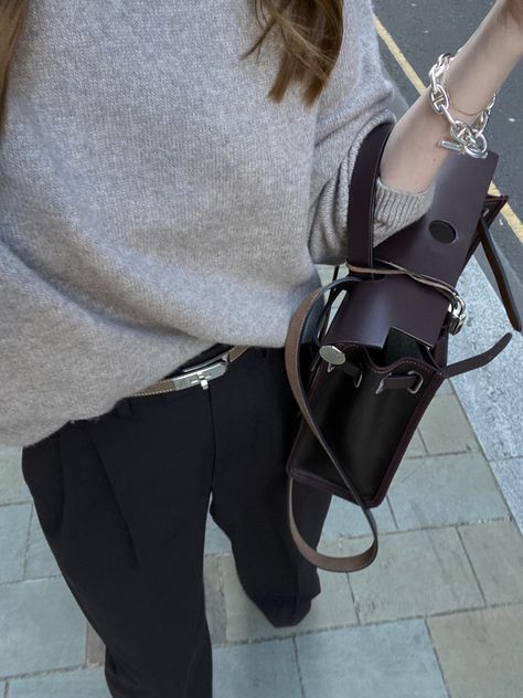 Styling autumn fashion, 90s style Hermes Kelly Outfit Casual, Hermes Herbag 31 Outfit, Hermes 24/24, Hermes Kelly Belt Outfit, Her Bag Hermes, Kelly Belt Outfit, Hermes Herbag Outfit, Hermes Picotin Outfit, Hermes Belt Women Outfits