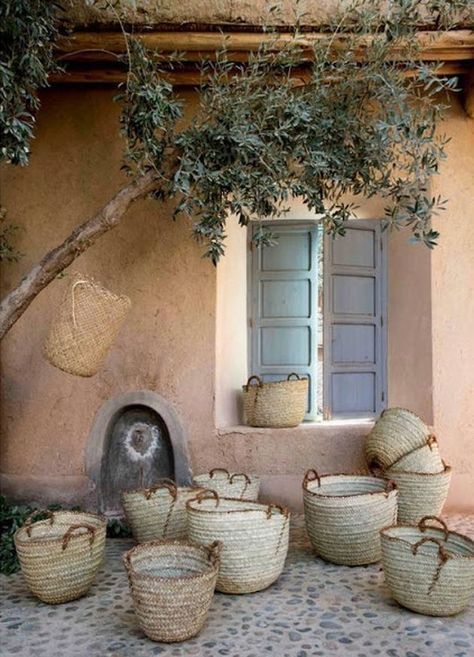 Maison marocaine : le charme à l'oriental - Clem Around The Corner Market Basket, Home Decor Baskets, Market Baskets, Olive Tree, Moroccan Style, 인테리어 디자인, Malaga, Wabi Sabi, Shutters