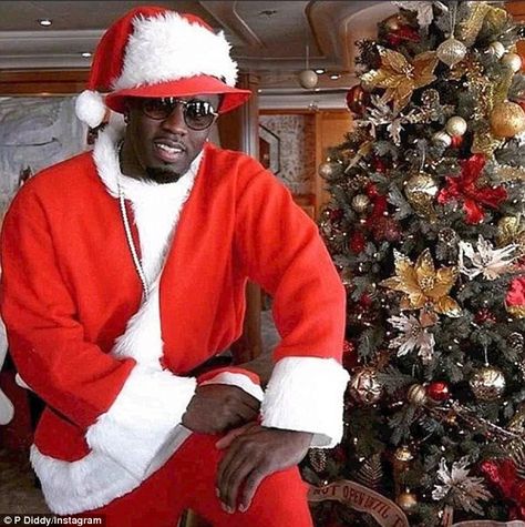 Santa daddy: P. Diddy, 47, posed as Santa on his $72million yacht in the Caribbean ... Black Santa Wallpaper, Celebrity Christmas Photos, Funny Christmas Pfp, Christmas Profile, Hosting Christmas Party, Funny Celebrity Pics, Outfits For Teenage Guys, Christmas Pfp, Teenage Guys