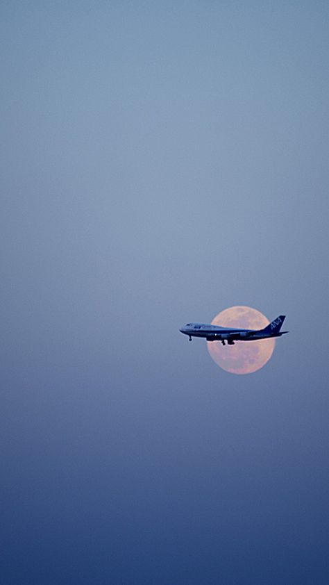 Plane Wallpaper, Photo Avion, Airplane Wallpaper, Airplane Flying, Airplane Photography, Moon Pictures, Wall Designs, Beautiful Moon, Albania