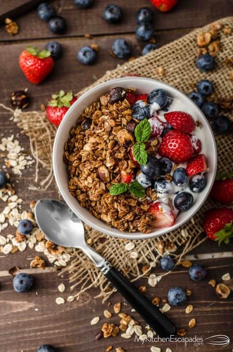 Healthy Flaxseed Recipes, Homemade Granola Cereal, Daniel Fast Recipes, Baked Granola, Healthy Cereal, Flax Seed Recipes, Chocolate Granola, Granola Cereal, Oven Recipes