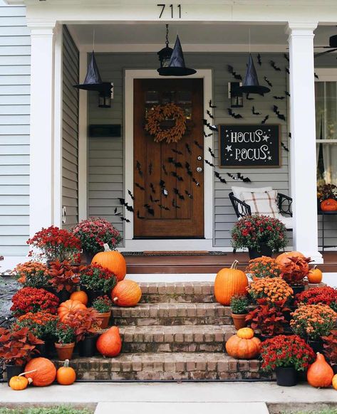 52 Fall Front Porch Decorating Ideas to Get Your Home Ready for Autumn in a Snap Front Porch Decorating Ideas, Front Porch Decor Ideas, Halloween Front Doors, Porch Flowers, Halloween Front Porch Decor, Porch Decorating Ideas, Fall Decor Inspiration, Fall Front Porch Decor, Halloween Front Porch