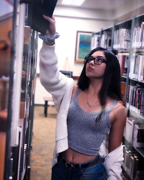 90s Nerd Aesthetic, Geek Girl Aesthetic, Nerdy Girl Aesthetic, Nerd Woman, Aishah Sofey, Nerdy Aesthetic, Grade Goals, 90s Nerd, Nerd Aesthetic