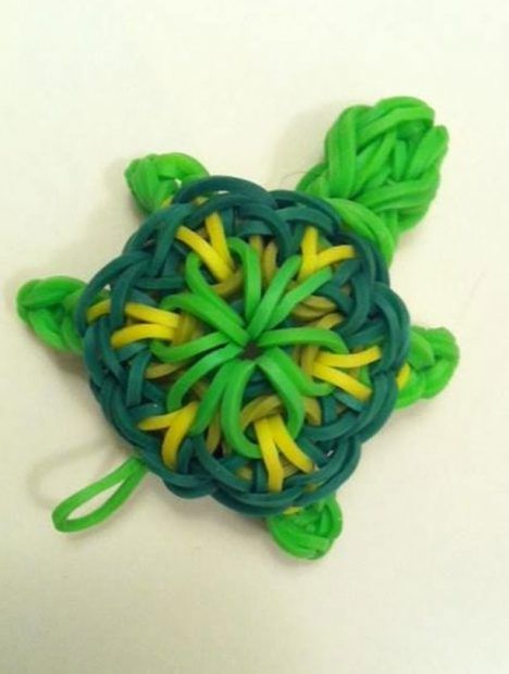 Loom band turtle Loom Band Ideas, Loom Band Animals, Rubber Band Charms, Loom Band Charms, Rainbow Loom Animals, Loom Bands Designs, Weaving Bracelets, Loom Bands Tutorial, Loom Band Patterns