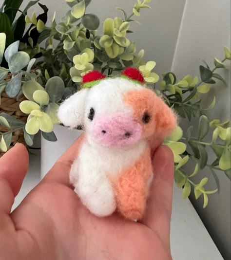 Strawberry Cow Stuffed Animal, Strawberry Needle Felting, Cute Cow Embroidery, Simple Needle Felting Ideas, Needle Felt Strawberry, Aesthetic Needle Felting, Needle Felted Strawberry, Needle Felt Kawaii, Strawberry Cow Pixel Art