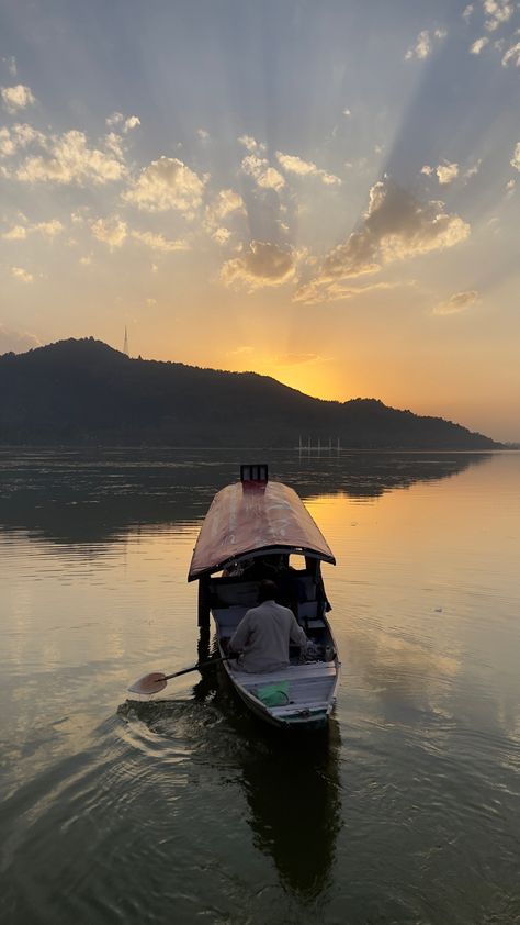 Travel Kashmir, Kashmir Aesthetic, Beauty Of Kashmir, Kashmir Trip, Dal Lake, Travel Pose, Kashmir India, Mussoorie, Morning View