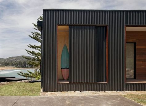 Fachada con metal corrugado Beachside House, Living Green Roof, Green Roof House, Green Roof Building, Avalon Beach, Stunning Homes, Beachfront House, Lake Homes, Container Houses