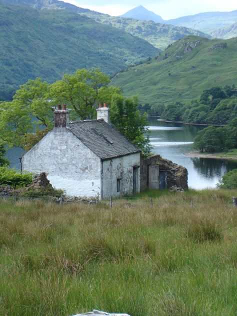 Scottish Cottages, Scotland Landscape, Irish Cottage, Cottage By The Sea, Scotland Highlands, England And Scotland, Beaux Villages, Cabins And Cottages, Scotland Travel