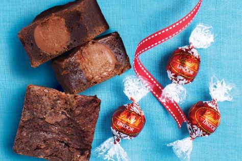 Lindt salted caramel Lindor brownie recipe Best Chocolate Brownie Recipe, Ultimate Brownie Recipe, American Chocolate Chip Cookies, Salted Caramel Truffles, Caramel Truffles, Lindor Truffles, Ultimate Brownies, Brownies Recipes, Online Chocolate