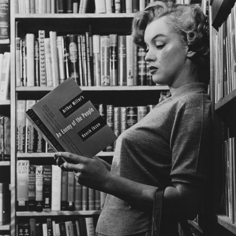 The 430 Books in Marilyn Monroe's Library: How Many Have You Read? | Open Culture School Newspaper, Stieg Larsson, I Love Cinema, Marilyn Monroe Photos, Robert Kiyosaki, Norma Jean, Norma Jeane, Reading A Book, Woman Reading