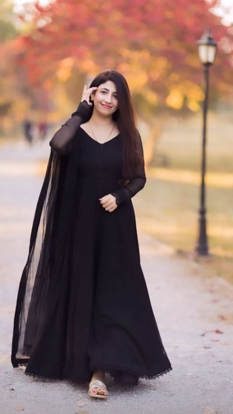 Simple Long Dress, Stylish Kurtis Design, Gown With Dupatta, Ethnic Gown, Velvet Dress Designs, Anarkali Dress Pattern, Georgette Dupatta, Simple Kurta Designs, Pakistani Fancy Dresses