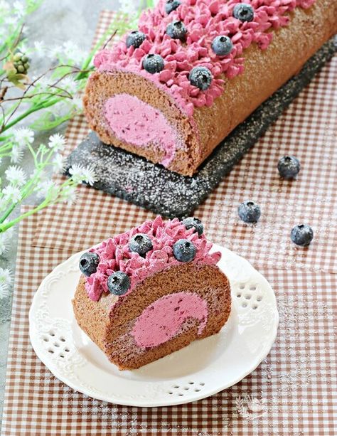 Blueberry Swiss Roll 蓝莓蛋糕卷 - Anncoo Journal Blueberry Roll Cake, Blueberry Chiffon Cake Recipe, Blueberry Swiss Roll, Christmas Dinner Recipe Ideas, Individual Christmas Desserts, Blueberry Mousse, Mini Cherry Cheesecakes, Dinner Recipe Ideas, Perfect Christmas Dinner