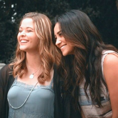 All smiles with Sasha and Shay! Emison Pll, Wlw Ships, Pll Cast, Sasha Pieterse, Emily Fields, Ashley Benson, Shay Mitchell, All Smiles, Scrapbook Journal