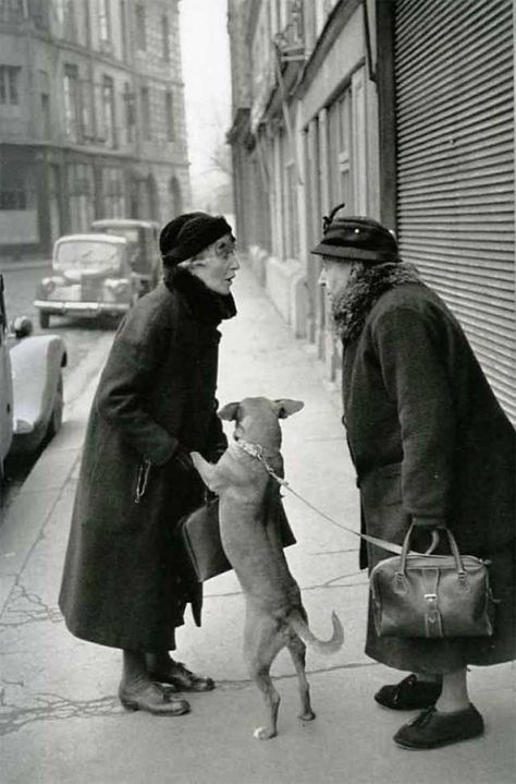 Henri Cartier-Bresson (1908 – 2004) was a French humanist photographer… Elliott Erwitt, American Gallery, Robert Doisneau, Henri Cartier Bresson, French Photographers, Famous Photographers, Ansel Adams, Great Photographers, Magnum Photos