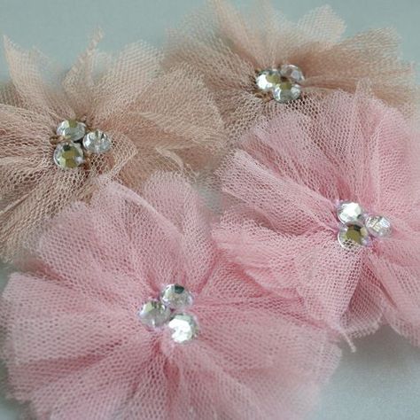 Net Flowers, Tulle Crafts, Tulle Flowers, Cloth Flowers, Boutique Hair Bows, Fabric Flowers Diy, Ribbon Work, Diy Ribbon, New Stuff