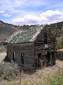 Old company house in Madrid, New Mexico Coyote Tracks, New Mexico Santa Fe, New Mexico Homes, Code Of Ethics, Abandoned Homes, Mexico History, Road Trip Places, Desert Scene, New Mexico Usa