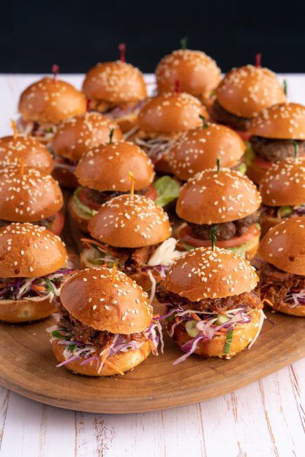 Mini Pulled Pork Sandwiches, Mini Sandwiches Display, Essen, Kos, Mini Chicken Burger Sliders, Pulled Pork Birthday Party, Pulled Pork Serving Ideas, Burger Catering Ideas, Mini Chicken Sliders