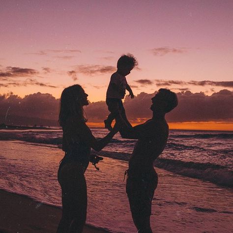 Image may contain: one or more people, people standing, sky, ocean, twilight, cloud, beach, outdoor, water and nature    #Regram via @B8RvXU7BAm6 Britnee Kent, Beach Fotos, Sunset Watching, Couple With Baby, Beach Photography Family, Baby Milestones Pictures, Baby Pictures Newborn, Cute Babies Photography, Vacation Photography