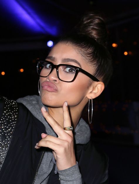 Zendaya | Did you know that by 2050 half the planet will need eye glasses? Whether prescription or just for show, these celebrities look great in eyewear. Were taking notes! Glasses Celebrities, Zendaya Fashion, Celebrities With Glasses, Carnival Celebration, Fake Glasses, Cute Sunglasses, Pastel Outfit, Fashion Eye Glasses, Beauty Tricks