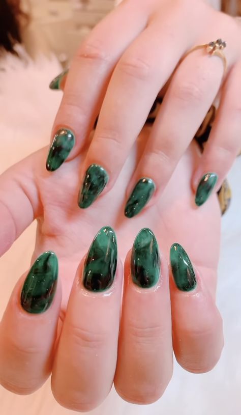 Black Green Marble Nails, Green Marble Square Nails, Nail Designs Dark Green And Gold, Black And Dark Green Nails Acrylic, Goth Nails Green, Slytherin Green Nails, Forest Green Marble Nails, Green Marble Nails Tutorial, Green Stone Nails